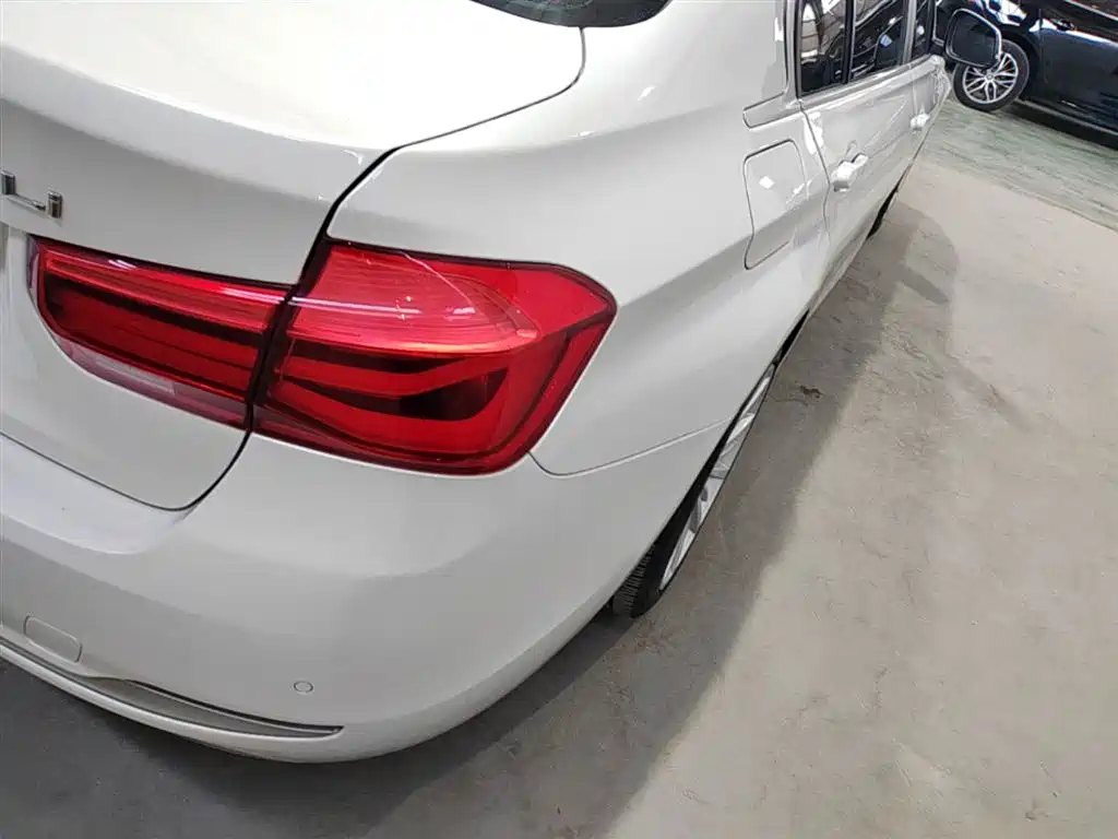 BMW 3 Series 2018 — фото 24