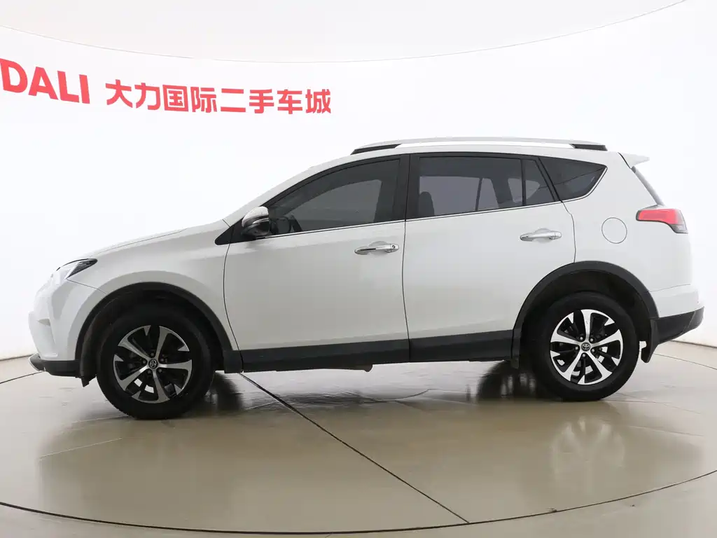 Toyota RAV4 2018 — фото 5
