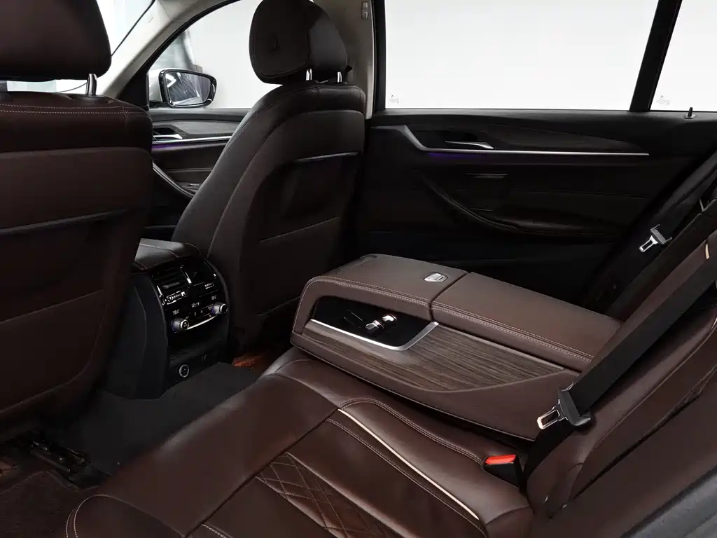 BMW 5 Series 2019 — фото 11
