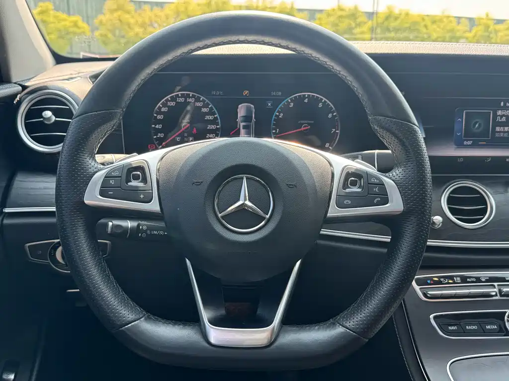 Mercedes-Benz E-Class 2018 — фото 13