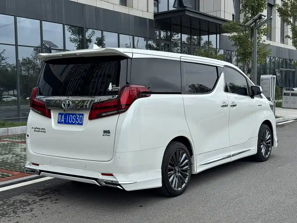 Toyota Alphard 2023 — фото 12