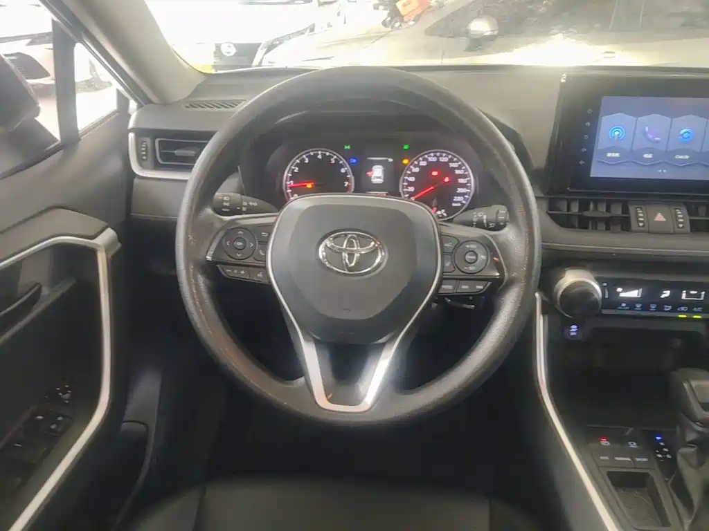 Toyota RAV4 2021 — фото 11