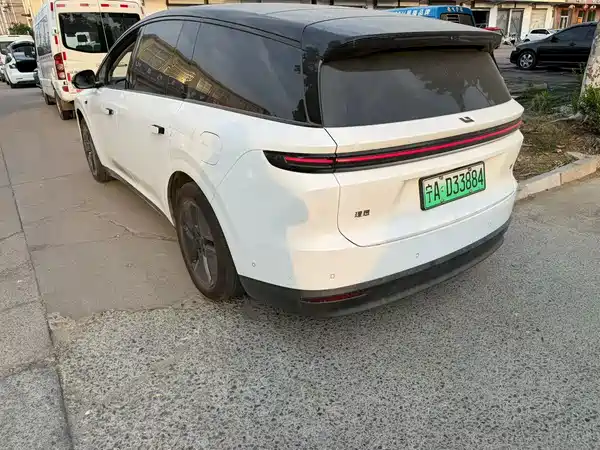 Li Auto i8 2025