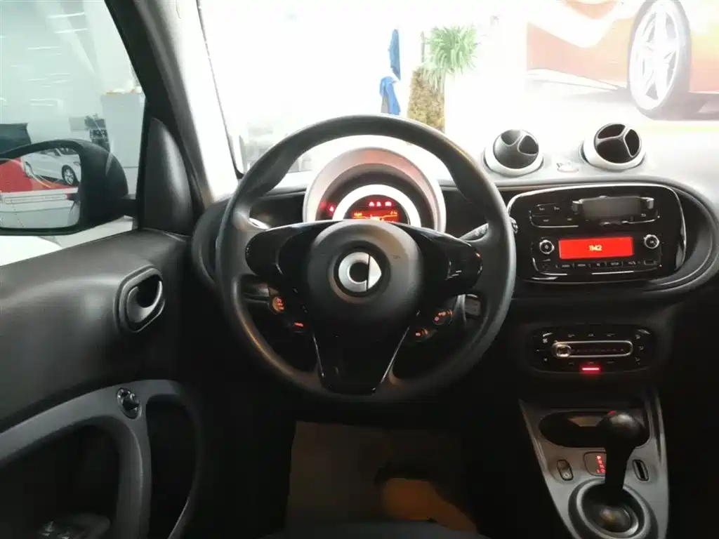 smart Fortwo 2018 — фото 11
