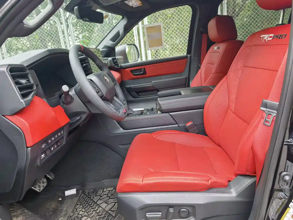Toyota Sequoia — фото 15