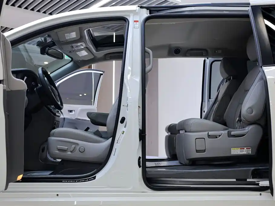 Toyota Sienna 2020 — фото 27
