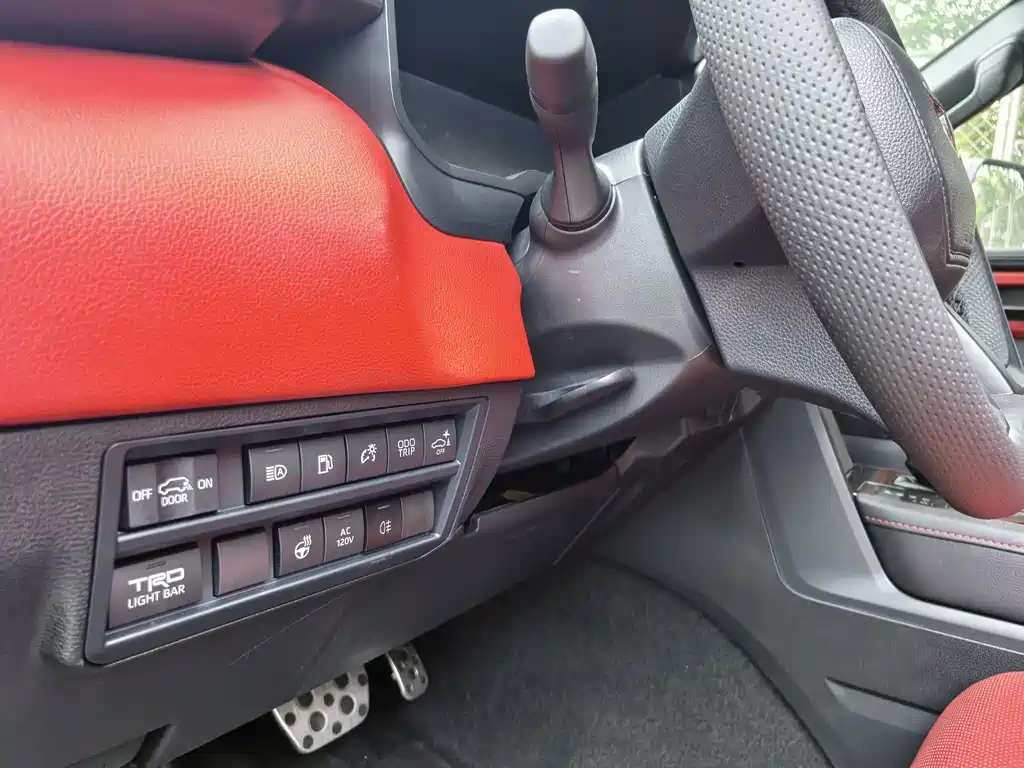 Toyota Sequoia — фото 20