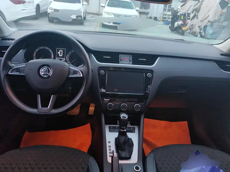 Skoda Octavia 2017 — фото 12