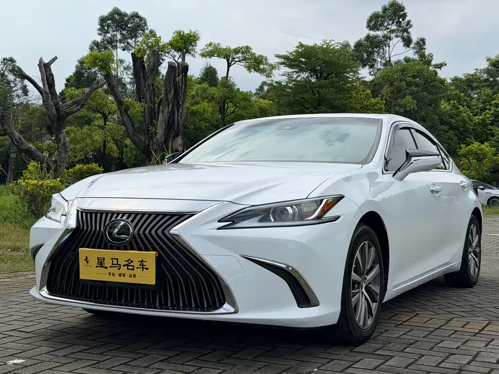 Lexus ES 2019