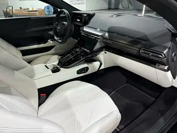 Aston Martin V8 Vantage 2024