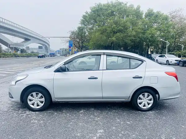Nissan Sunny 2015
