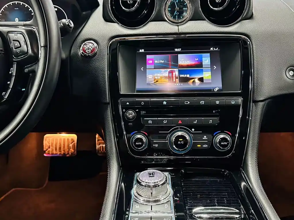 Jaguar XJ 2017 — фото 13