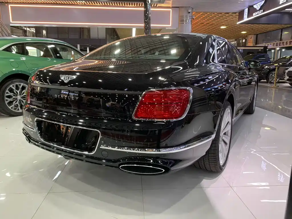 Bentley Flying Spur PHEV — фото 9