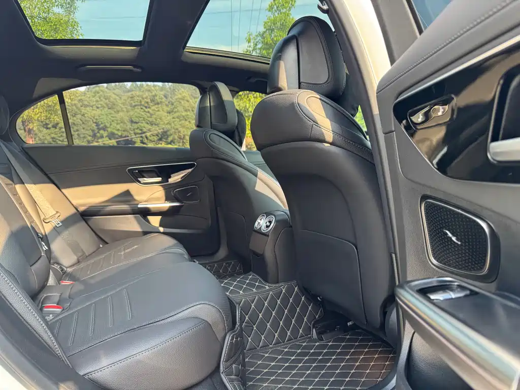 Mercedes-Benz C-Class 2025 — фото 13