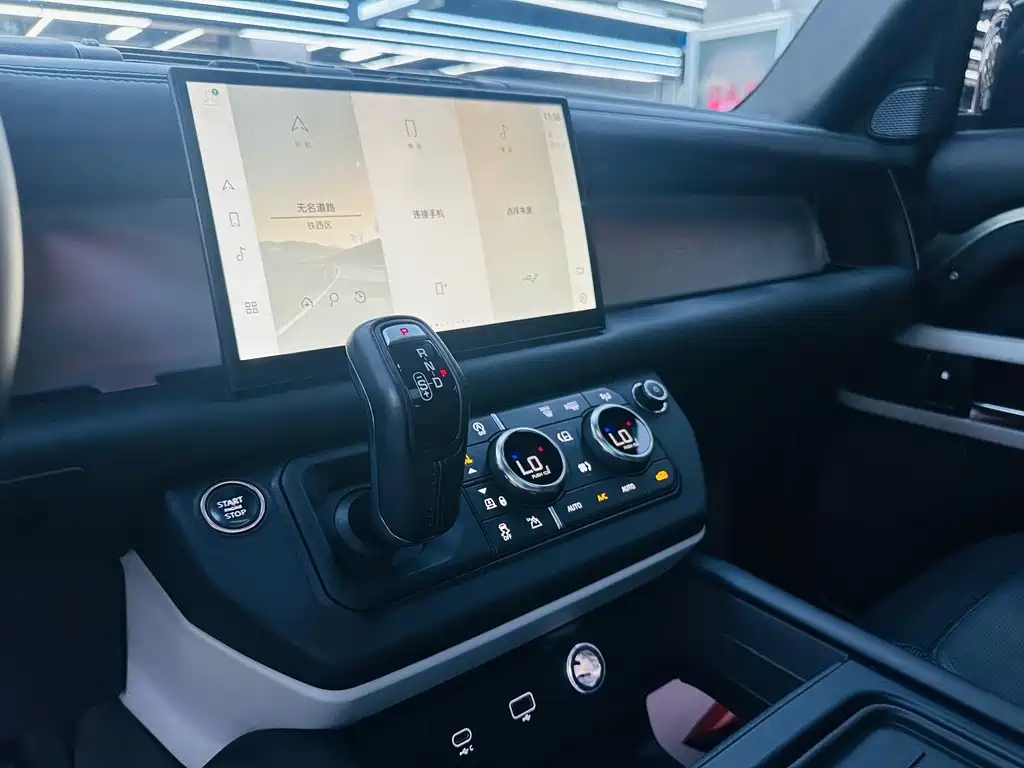 Land Rover Defender 2023 — фото 17