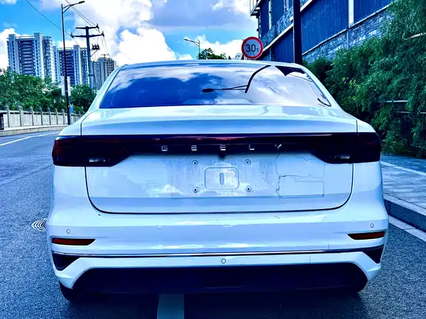 Geely Emgrand 2022
