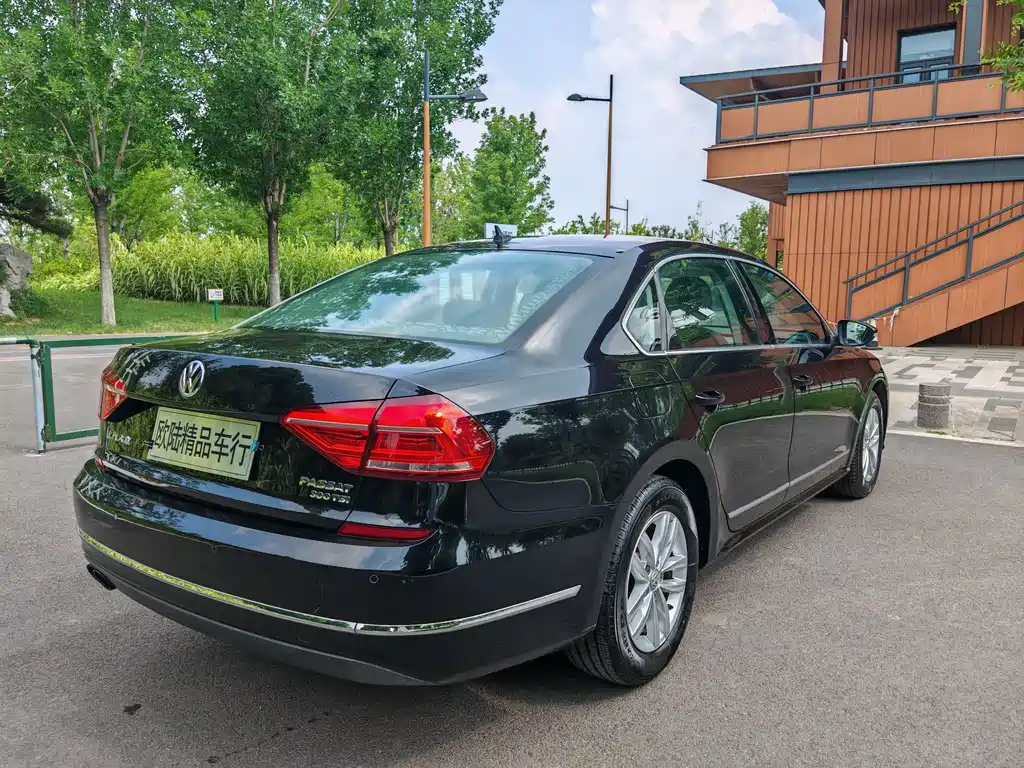 Volkswagen Passat 2017 — фото 14