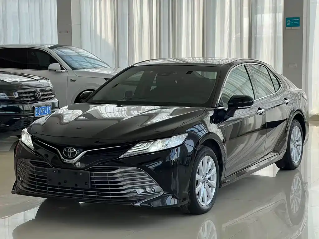 Toyota Camry 2020 — фото 1
