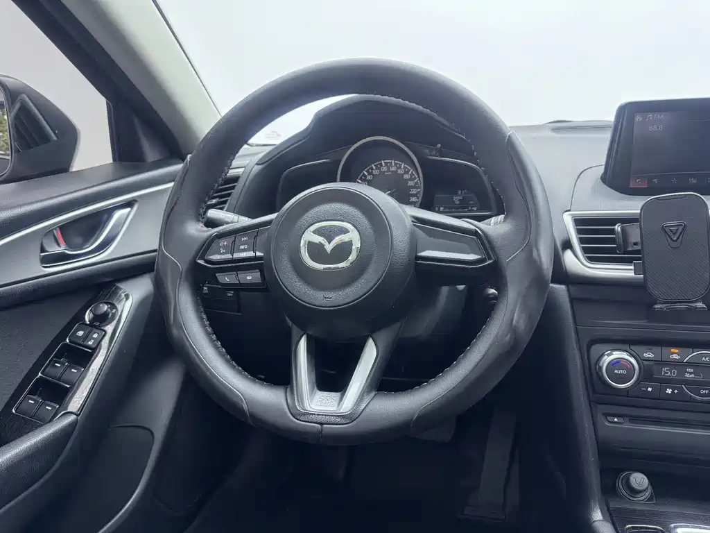 Mazda 3 Axela 2018 — фото 17