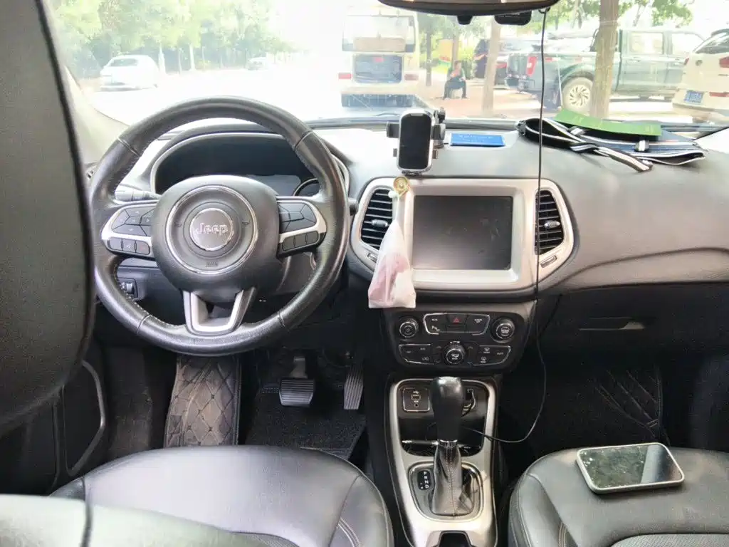 Jeep Compass 2017 — фото 10
