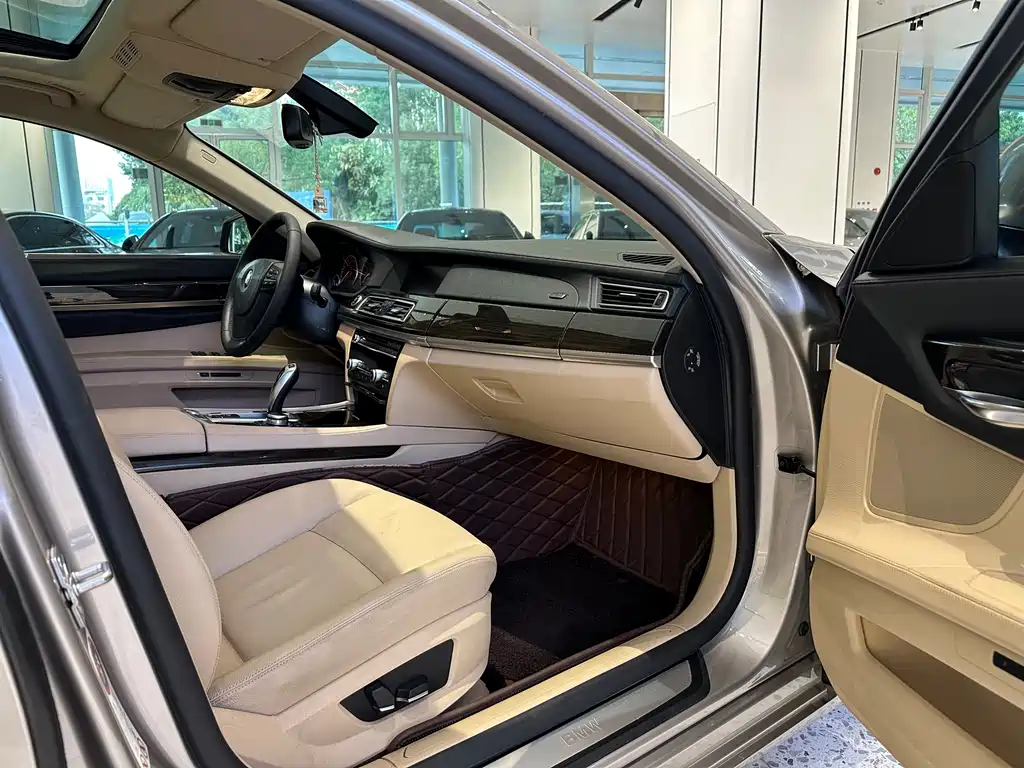 BMW 7 Series 2011 — фото 12