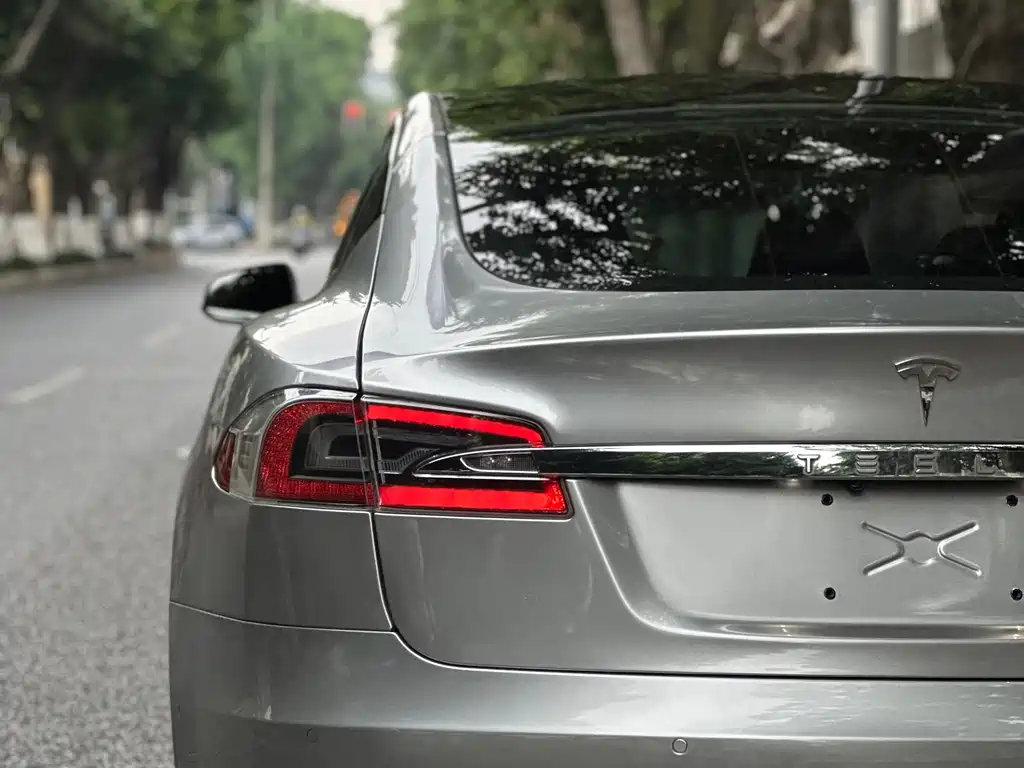 Tesla Model S 2017 — фото 14