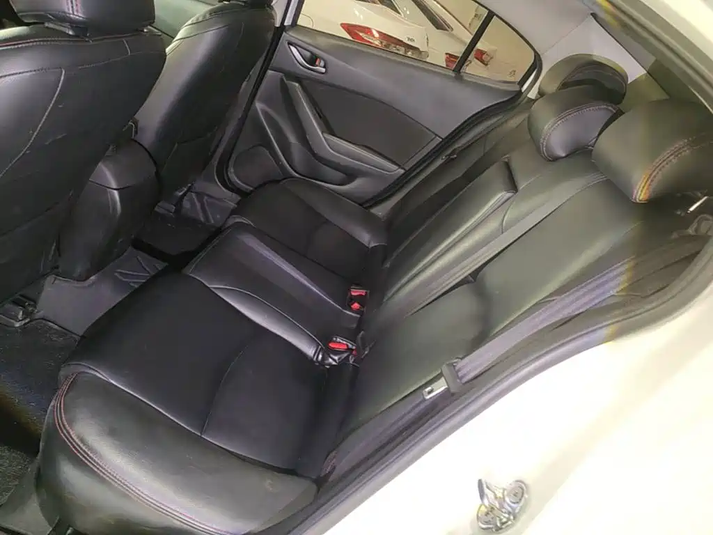 Mazda 3 Axela 2018 — фото 17