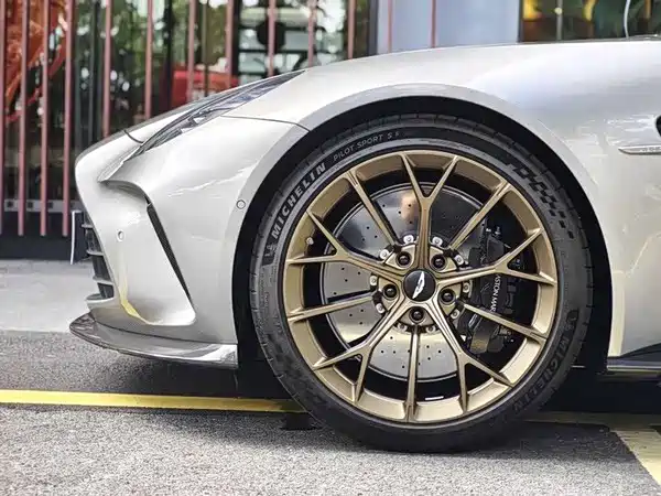 Aston Martin V8 Vantage 2025