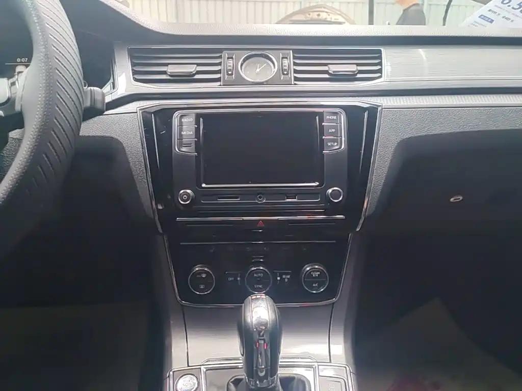 Volkswagen Passat 2017 — фото 13