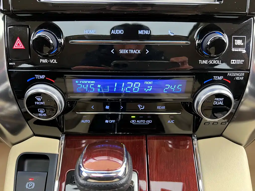 Toyota Alphard 2017 — фото 25
