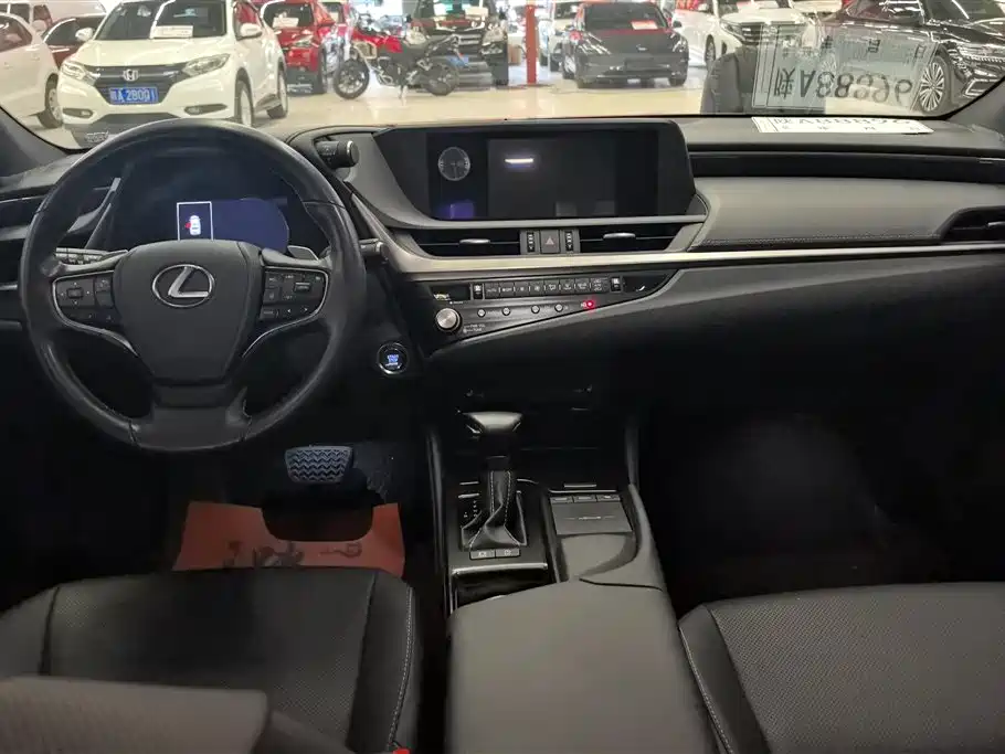 Lexus ES 2020 — фото 12