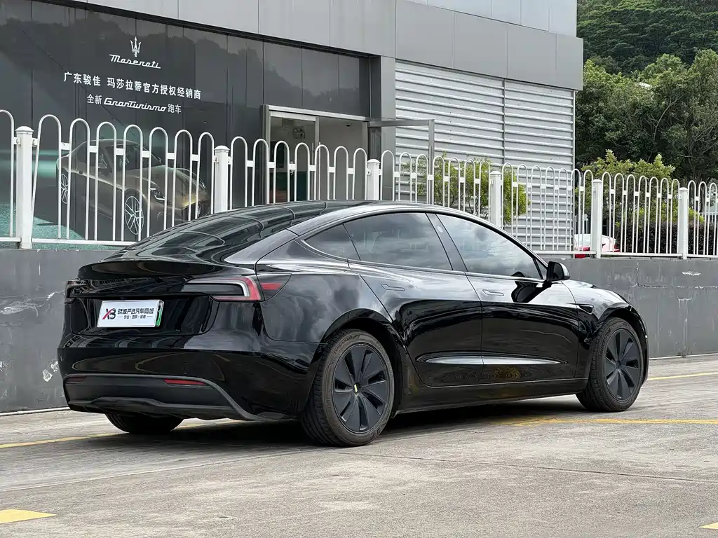 Tesla Model 3 2025 — фото 7