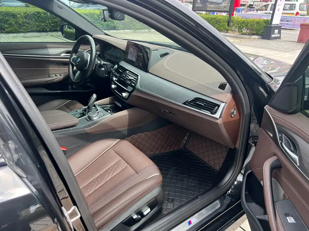 BMW 5 Series 2021 — фото 10
