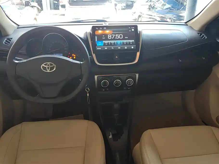 Toyota Yaris L 2017 — фото 12
