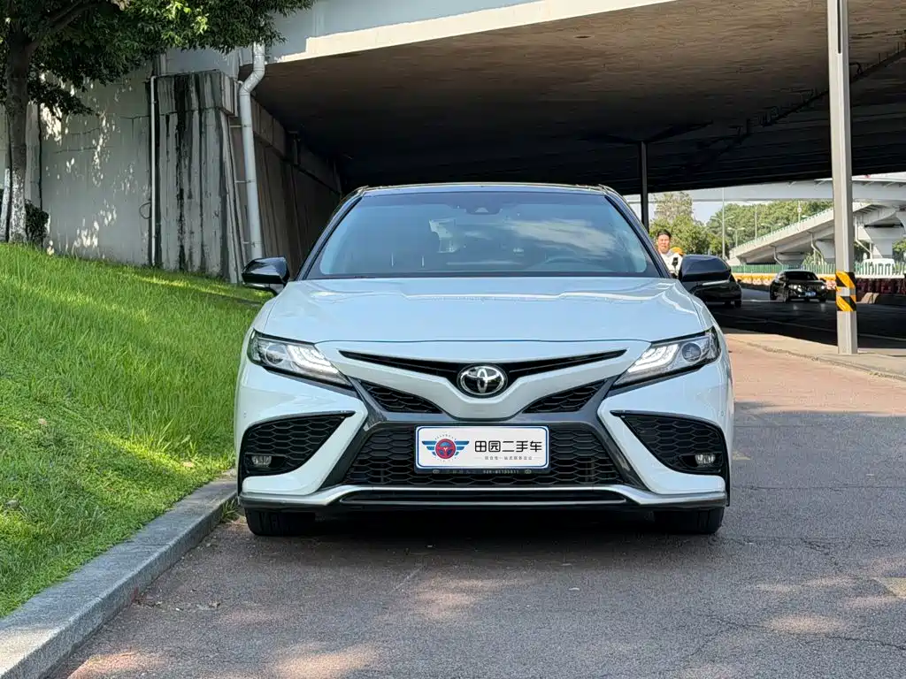Toyota Camry 2022 — фото 2