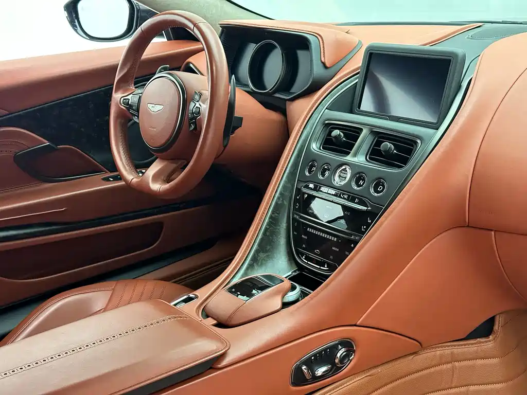 Aston Martin DB11 2020 — фото 10