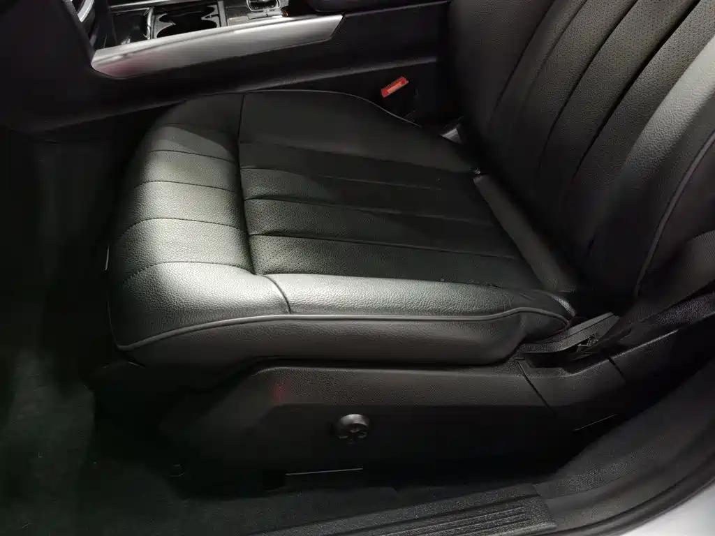 Mercedes-Benz E-Class 2015 — фото 20