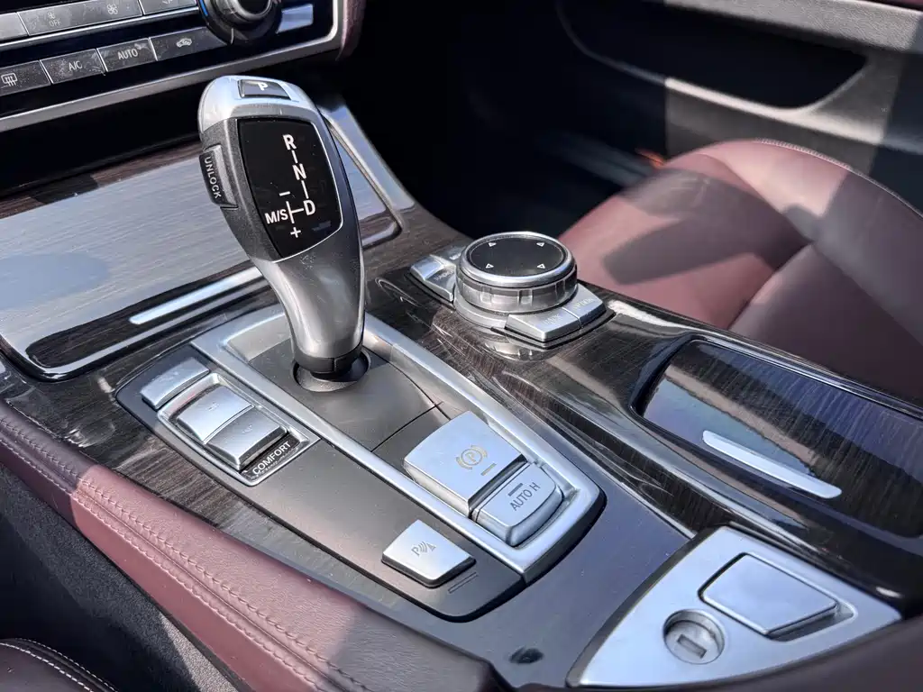 BMW 5 Series 2015 — фото 11