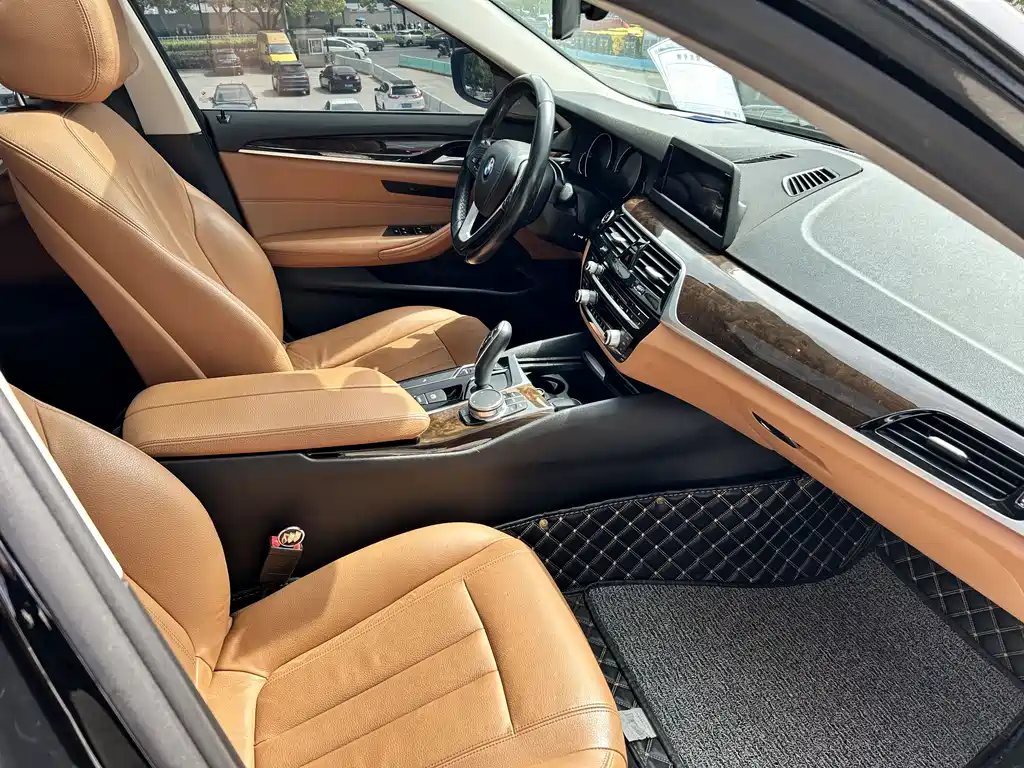 BMW 5 Series 2018 — фото 9