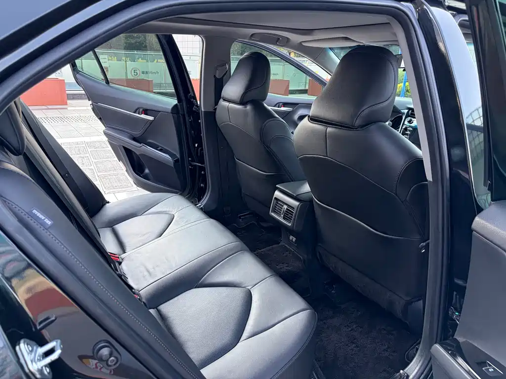 Toyota Camry 2019 — фото 13
