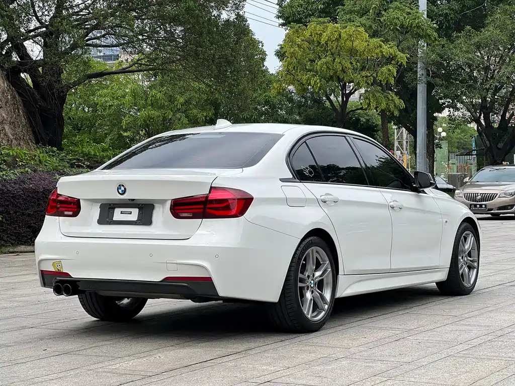 BMW 3 Series 2018 — фото 18