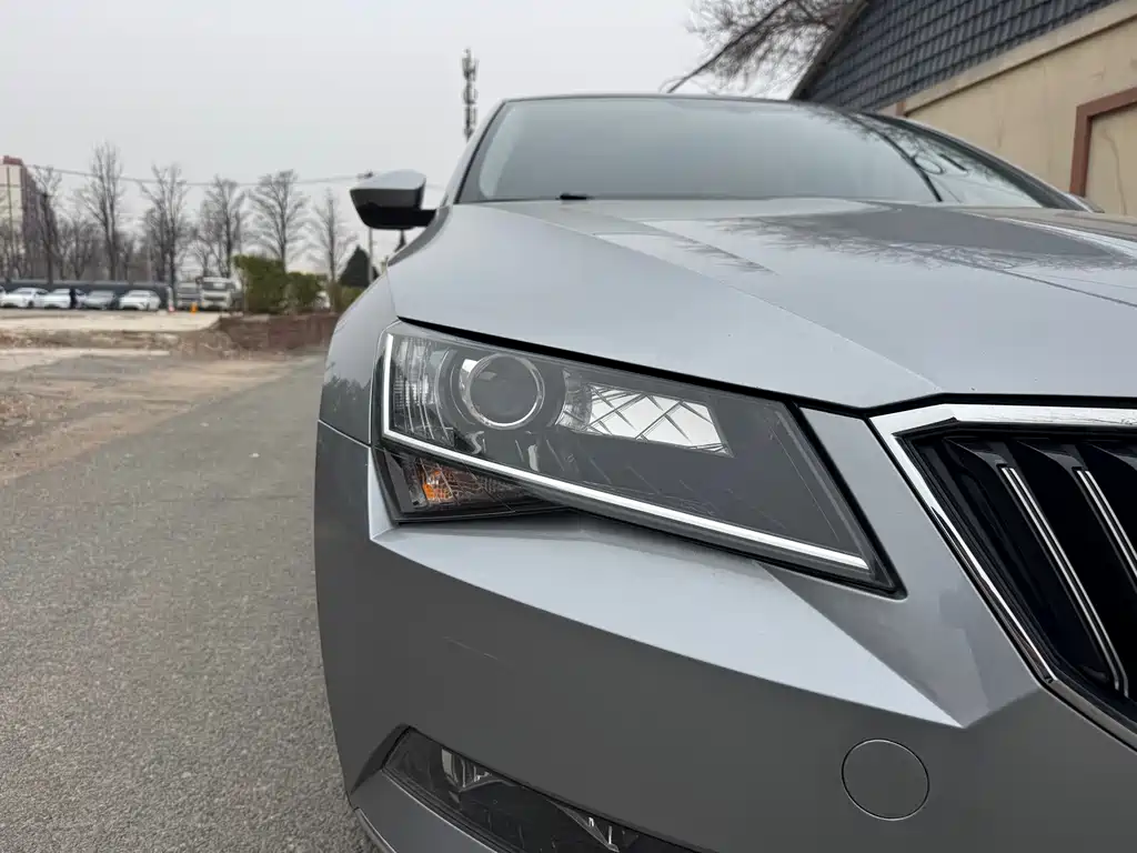Skoda Superb 2017 — фото 23