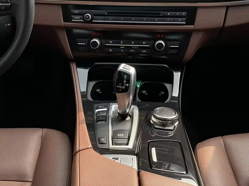 BMW 5 Series 2016 — фото 11