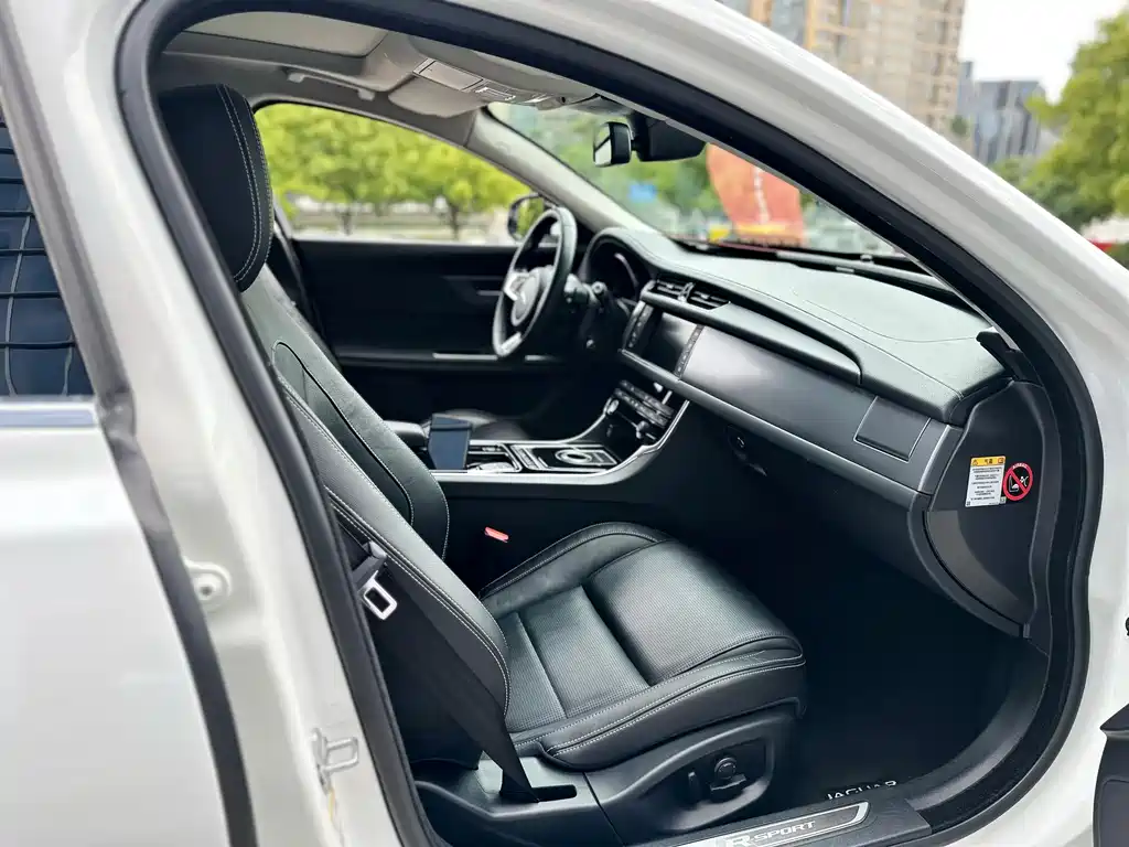 Jaguar XF 2016 — фото 10