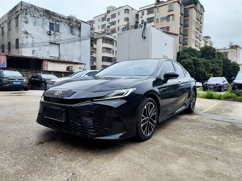 Toyota Camry 2025 — фото 1