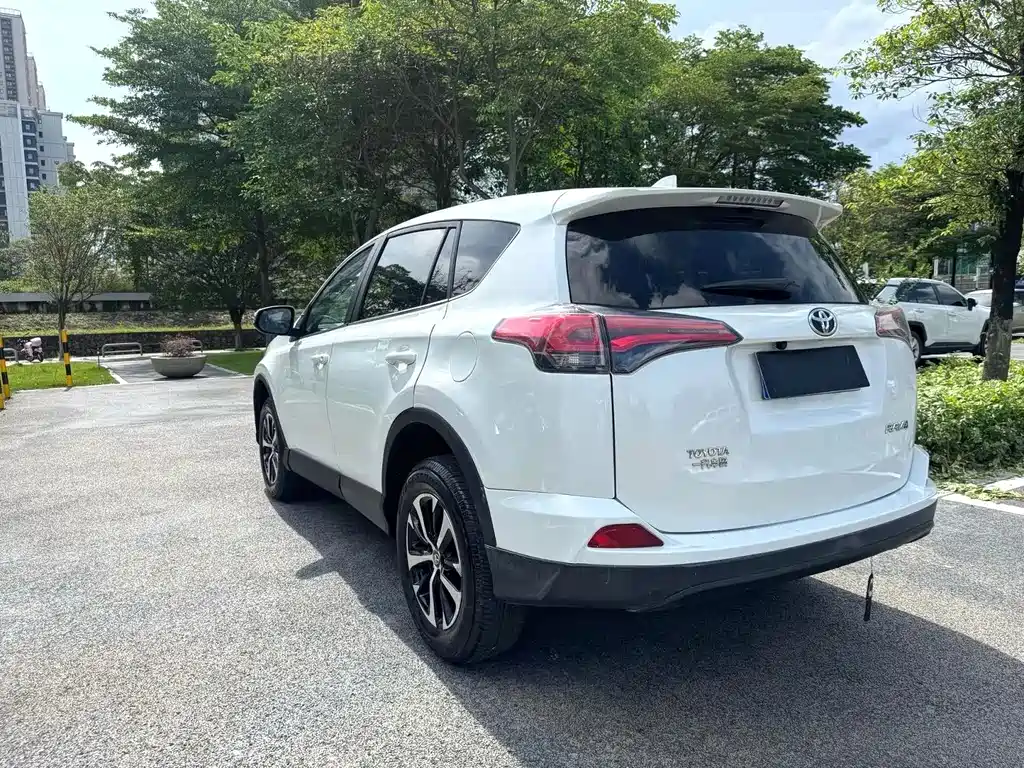 Toyota RAV4 2018 — фото 11