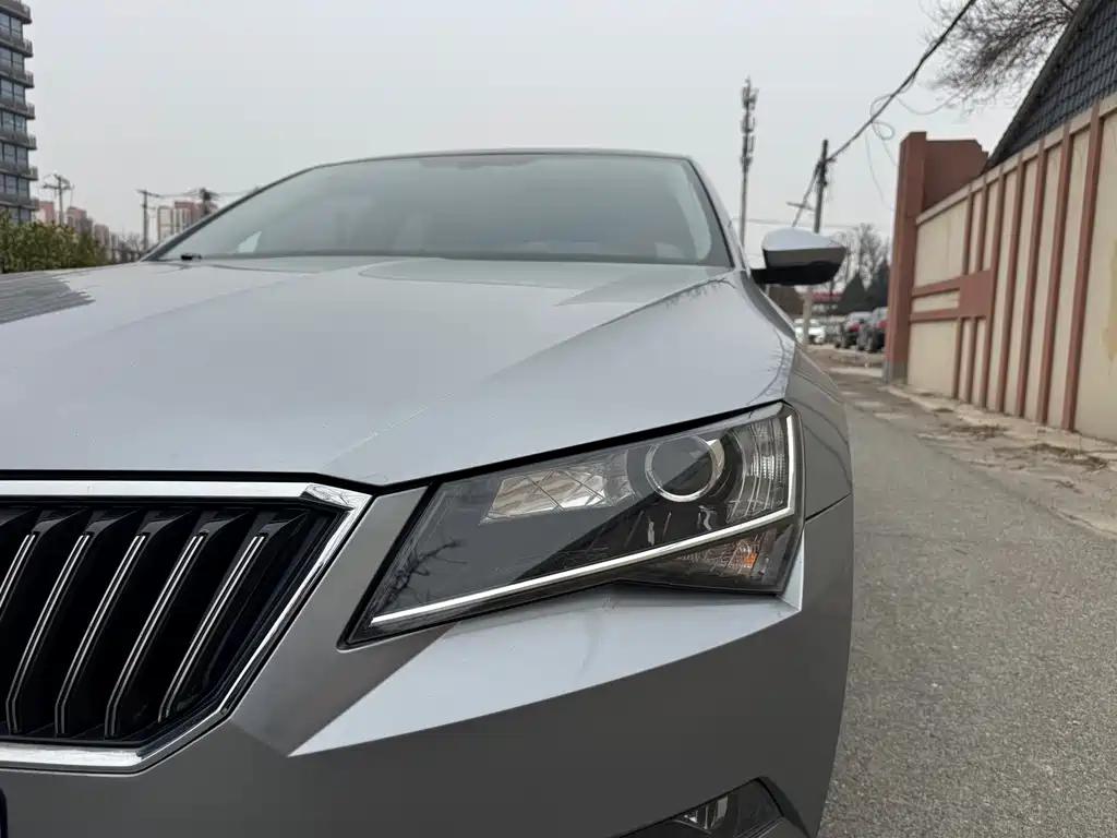 Skoda Superb 2017 — фото 24