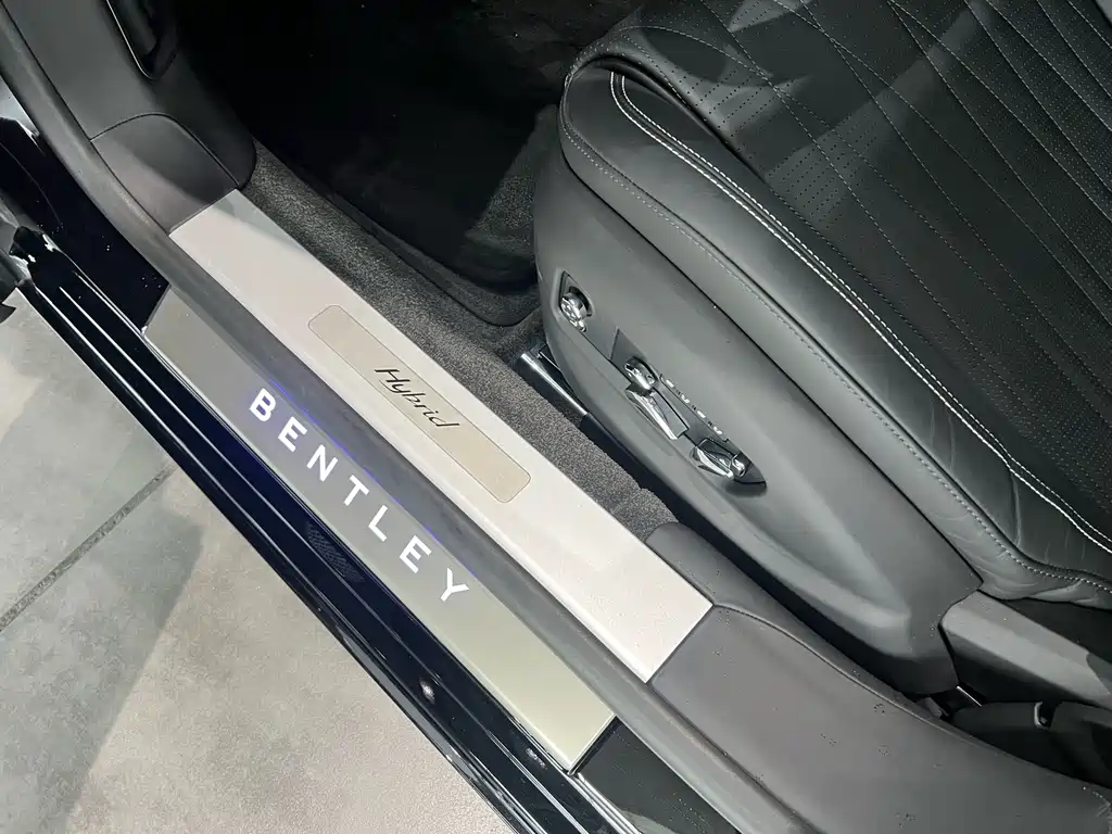 Bentley Flying Spur Plug-In Hybrid 2023 — фото 11