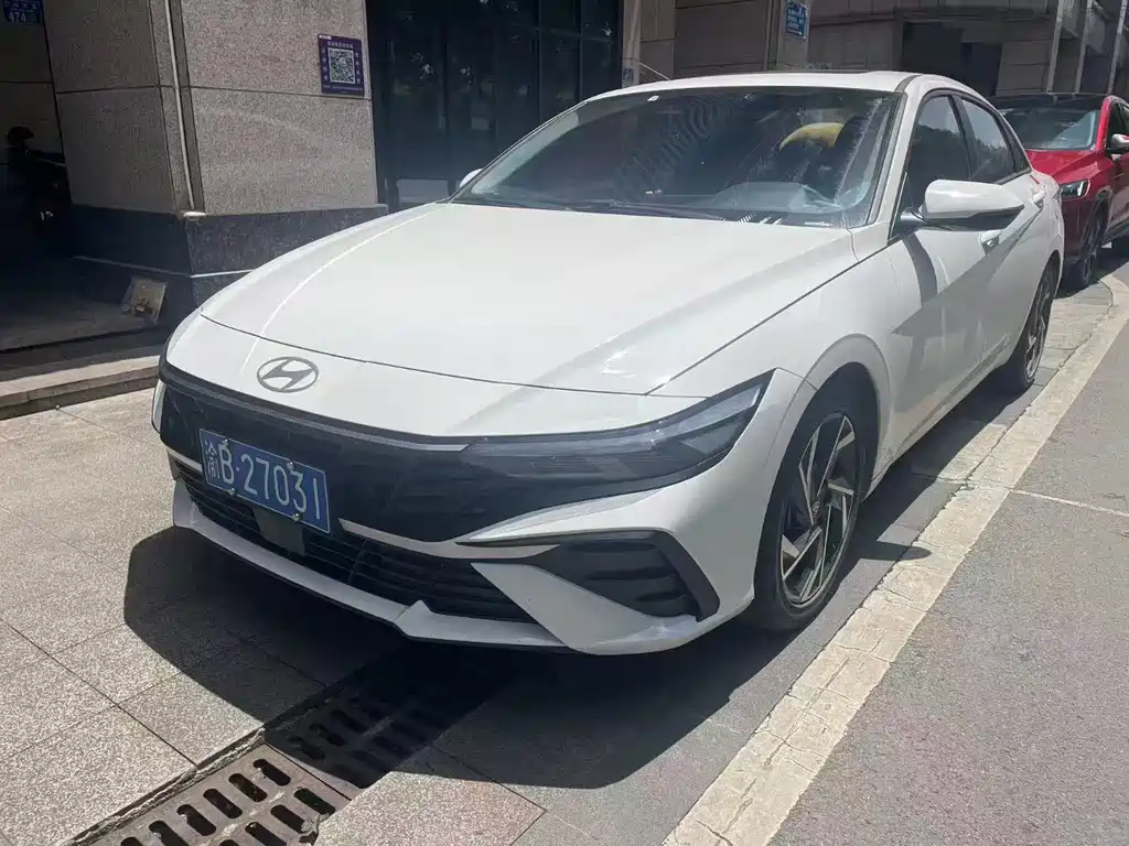 Hyundai Elantra 2023 — фото 1
