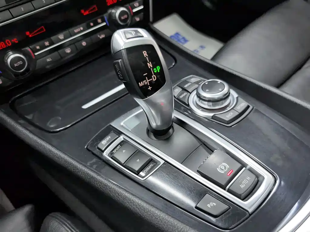 BMW 5 Series GT 2011 — фото 12